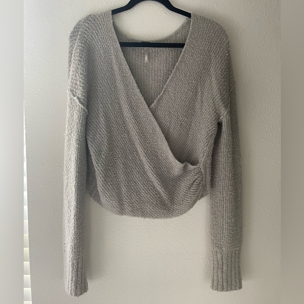 Free People V-neck sweater. grey. size medium